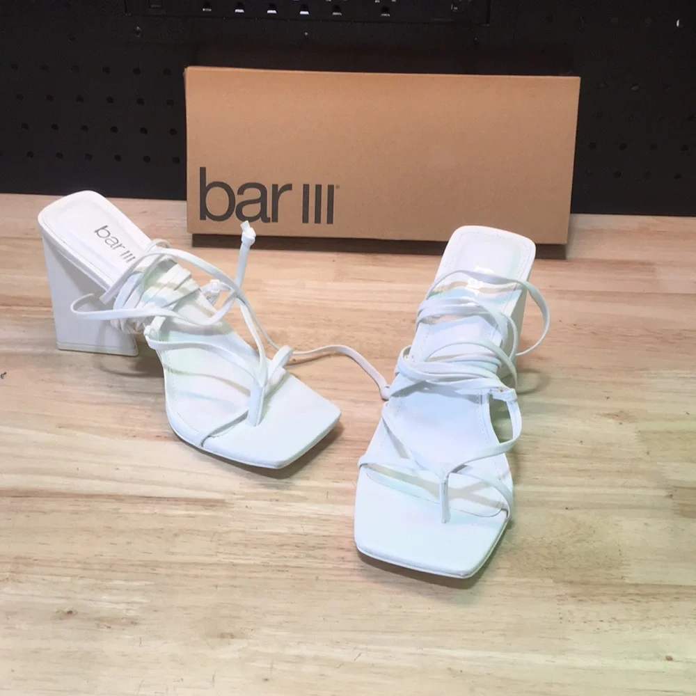 New WB Woman’s bar III White Strappy Block‎ Heel Sandals